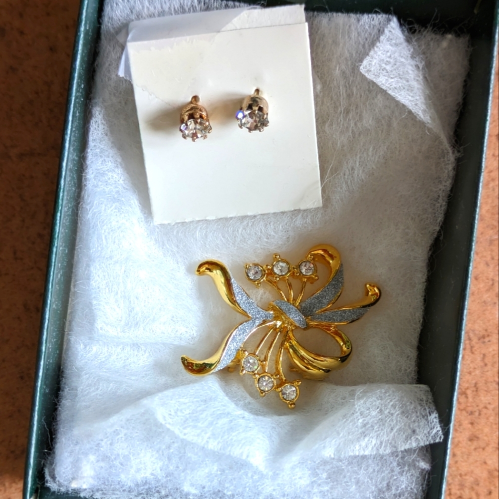 Flower brooch and earring set New in box